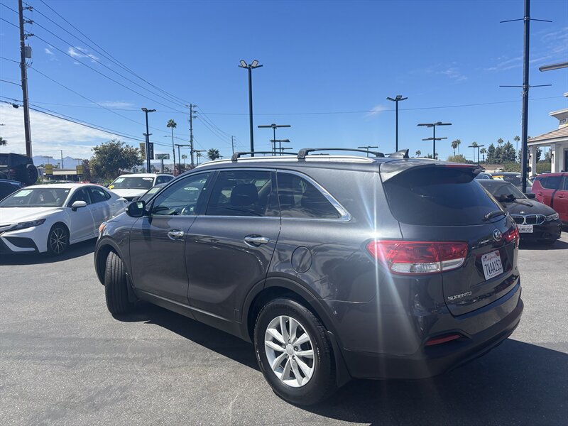 Used 2017 Kia Sorento FWD image 3