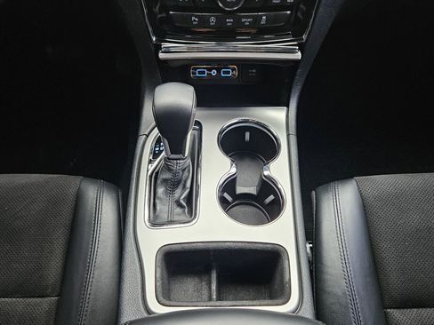 Used 2020 Jeep Grand Cherokee Altitude RWD image 12