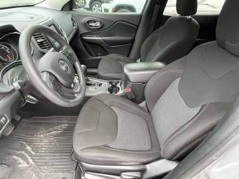 Used 2019 Jeep Cherokee Latitude w/ Popular Appearance Group image 15