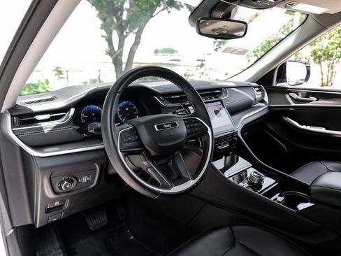 Used 2022 Jeep Grand Cherokee Limited image 25