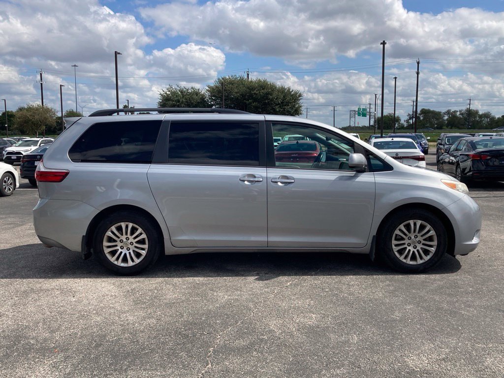 Used 2015 Toyota Sienna XLE Premium FWD image 3