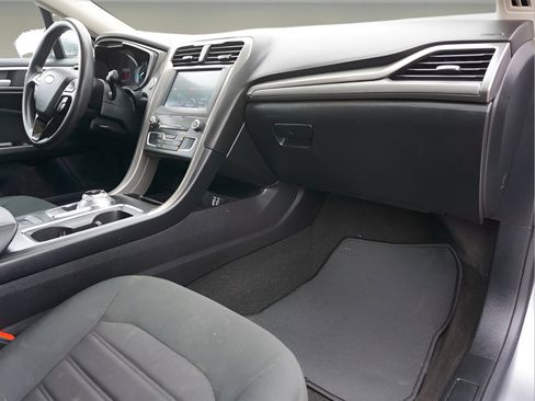 Used 2020 Ford Fusion SE image 11