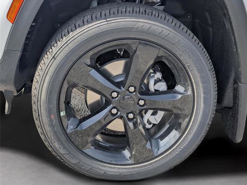 New 2025 Jeep Grand Cherokee Altitude image 23