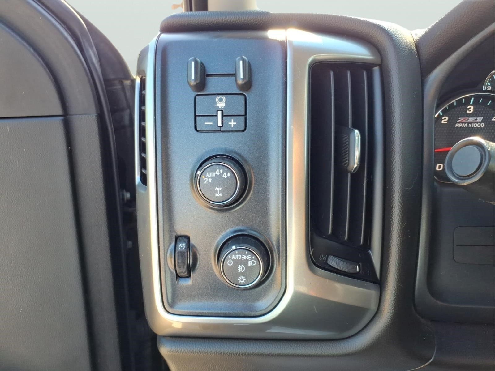 Used 2018 Chevrolet Silverado 1500 LT w/ Midnight Edition AWD/4WD image 15