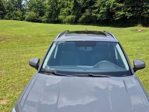 Used 2022 Volkswagen Taos SE w/ Panoramic Sunroof Package FWD image 16