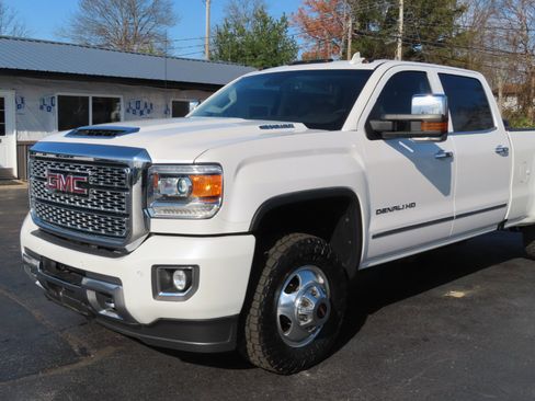Used 2018 GMC Sierra 3500 Denali w/ Duramax Plus Package image 10