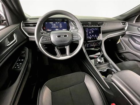 Used 2025 Jeep Grand Cherokee 4WD image 8