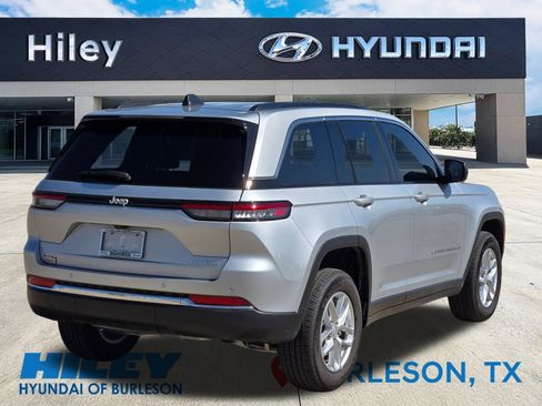 Used 2025 Jeep Grand Cherokee Laredo X RWD image 4