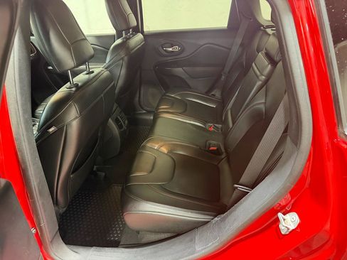 Used 2019 Jeep Cherokee Trailhawk w/ Comfort/Convenience Group AWD/4WD image 21