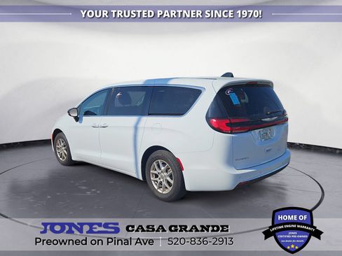 Used 2024 Chrysler Pacifica Touring-L FWD image 4