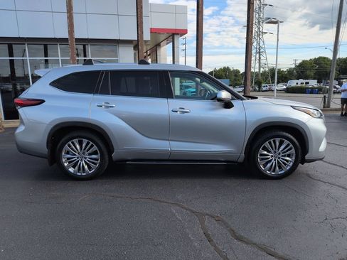 Used 2023 Toyota Highlander Platinum AWD/4WD image 6