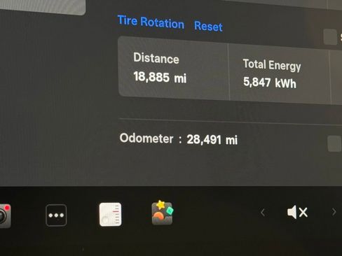 Used 2024 Tesla Model Y Performance image 33