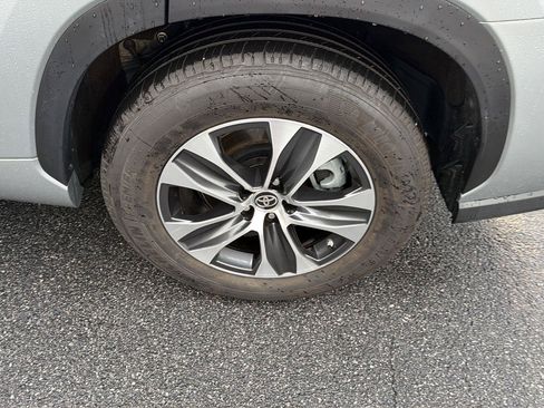 Certified 2025 Toyota Highlander XLE FWD image 40