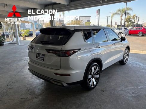 Used 2025 Mitsubishi Outlander SE image 3