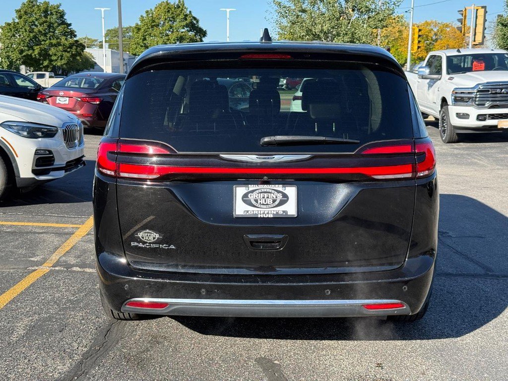Used 2024 Chrysler Pacifica Touring-L FWD image 4