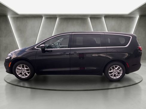 Used 2023 Chrysler Pacifica Touring-L FWD image 6