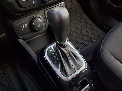 Used 2021 Jeep Renegade Latitude w/ Luxury Group II AWD/4WD image 11
