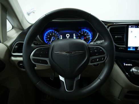 Used 2023 Chrysler Pacifica Touring-L FWD image 35
