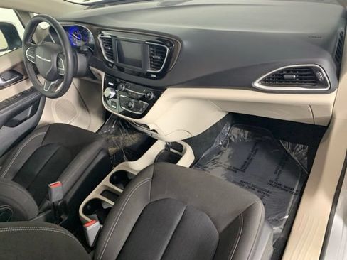Used 2023 Chrysler Voyager LX FWD image 5