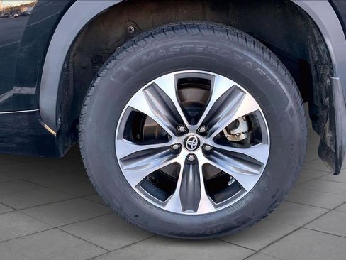 Used 2024 Toyota Highlander XLE image 10