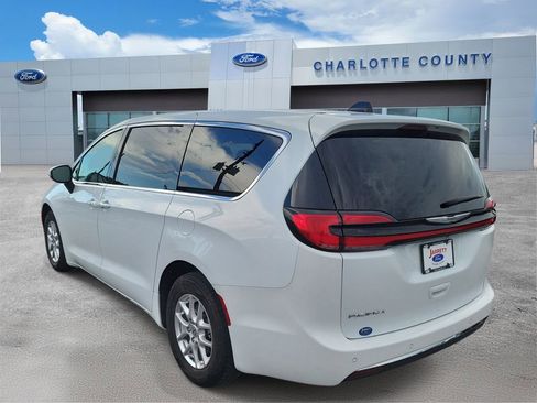 Used 2023 Chrysler Pacifica Touring-L FWD image 3