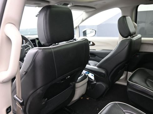 Used 2023 Chrysler Pacifica Limited FWD image 22