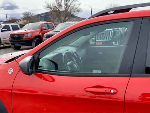 Used 2021 Jeep Cherokee Trailhawk image 11