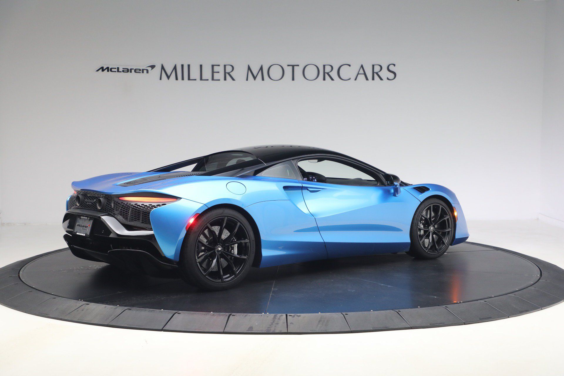 Used 2024 McLaren Artura RWD image 8