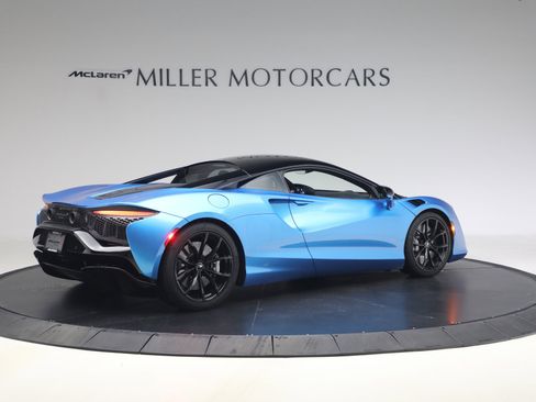 Used 2024 McLaren Artura RWD image 8