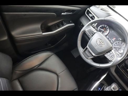 Used 2022 Toyota Highlander XLE AWD/4WD image 18