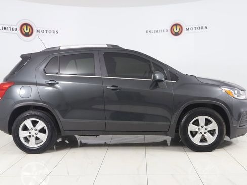 Used 2020 Chevrolet Trax LT image 2