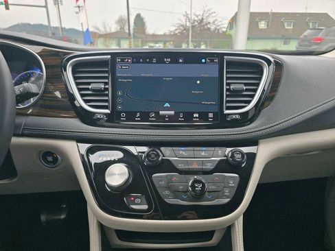 Used 2023 Chrysler Pacifica Limited image 12