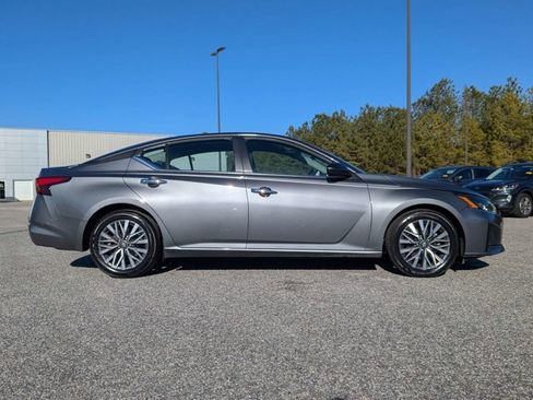Certified 2024 Nissan Altima 2.5 SV image 3