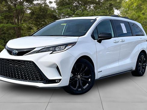 Used 2021 Toyota Sienna XSE w/ XSE Plus Package image 3