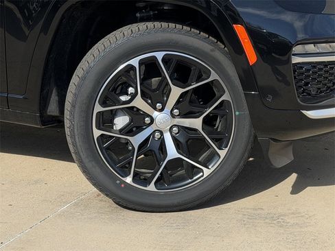 New 2025 Jeep Grand Cherokee Summit image 6