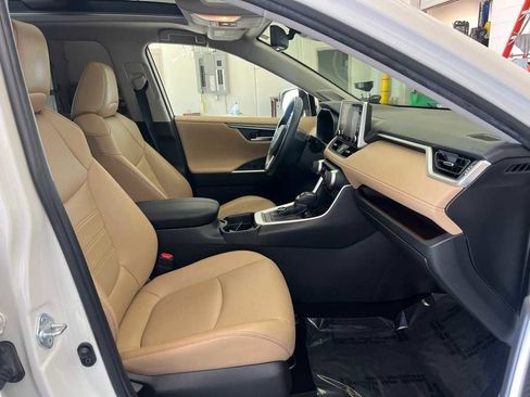 Used 2020 Toyota RAV4 Limited image 30