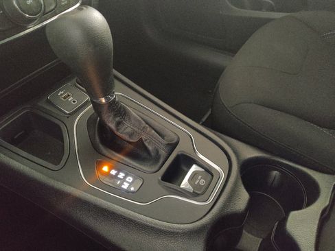 Used 2021 Jeep Cherokee Latitude FWD image 26