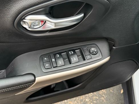 Used 2018 Jeep Cherokee Limited image 9