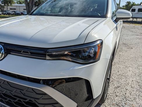 New 2025 Volkswagen Taos SE image 12