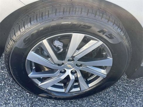 Used 2023 Chevrolet Equinox Premier image 11