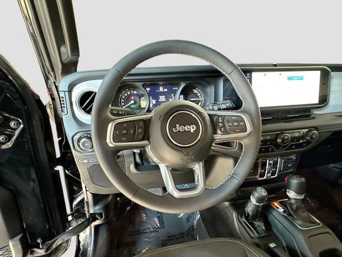 Used 2025 Jeep Wrangler Unlimited Sahara AWD/4WD image 11