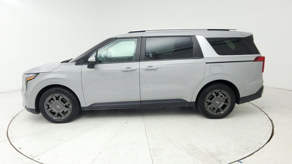 Used 2025 Kia Carnival EX FWD image 4