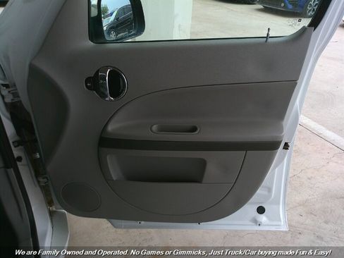 Used 2006 Chevrolet HHR LT image 32