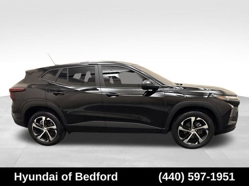 Used 2025 Chevrolet Trax RS w/ Sunroof Package FWD image 4