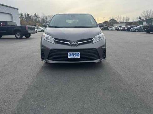Used 2020 Toyota Sienna LE image 2