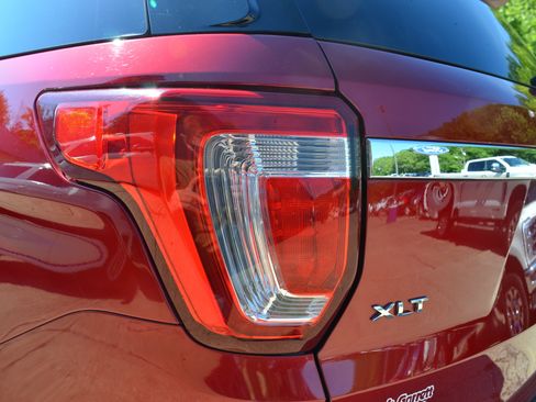 Used 2018 Ford Explorer XLT w/ Equipment Group 201A AWD/4WD image 10