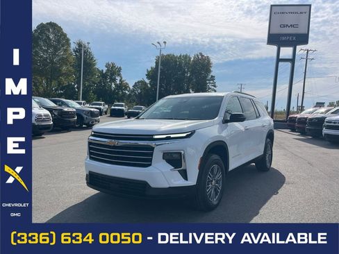 Used 2025 Chevrolet Traverse LT w/ Driver Confidence Package image 1