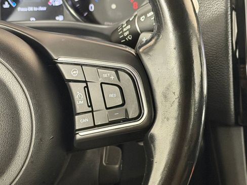 Used 2018 Jaguar F-PACE Premium image 16