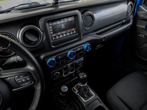 Used 2021 Jeep Gladiator Willys image 32