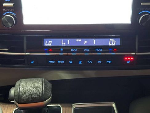 Used 2022 Toyota Sienna XLE FWD image 19